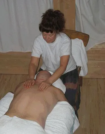 Massagebehandling av ryggen på en brits