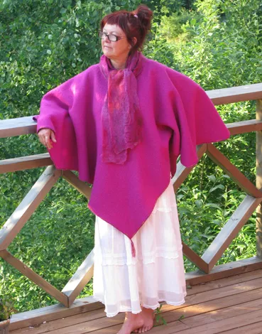Rosa tovad poncho buren på altanen